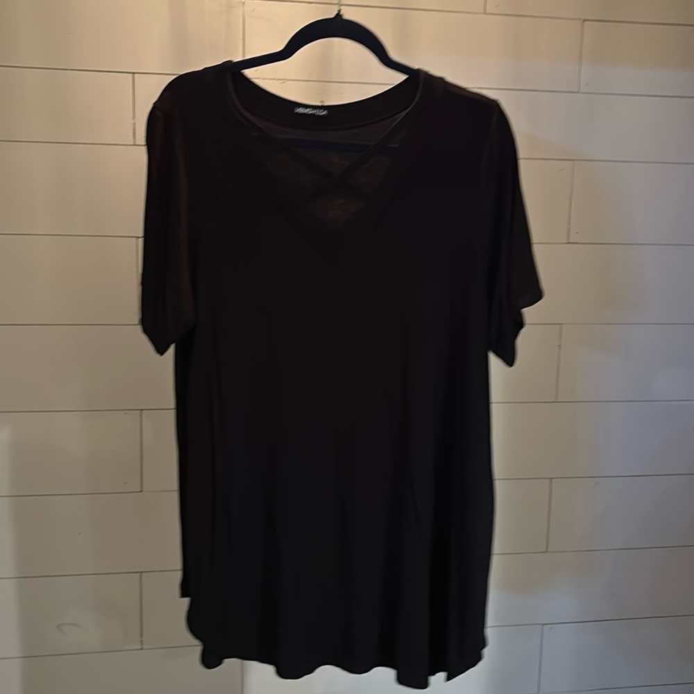 Boutique v-neck tshirt with‎ cross cross detail